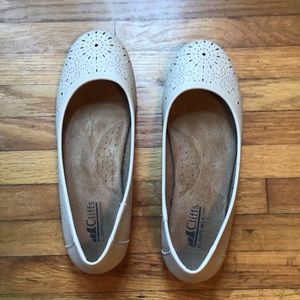 Womens ballet flats tan white mountain